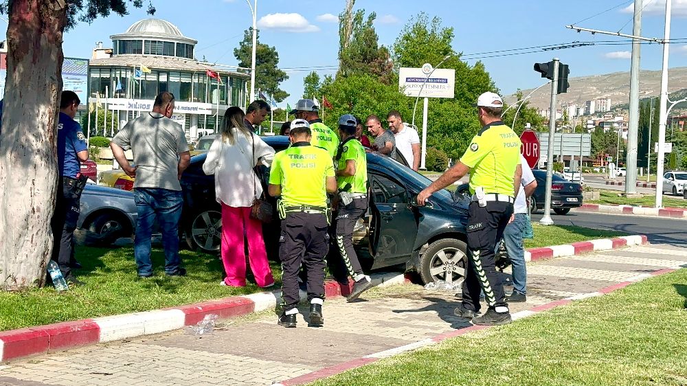 Malatya'da virajı alamayan sürücü kaza yaptı 