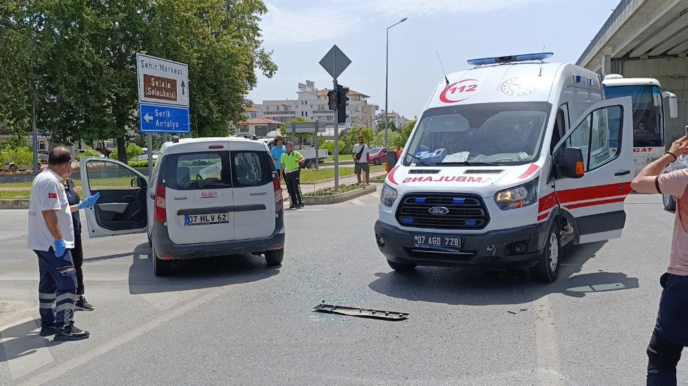 Manavgat'ta kazaya giden ambulans kaza yaptı
