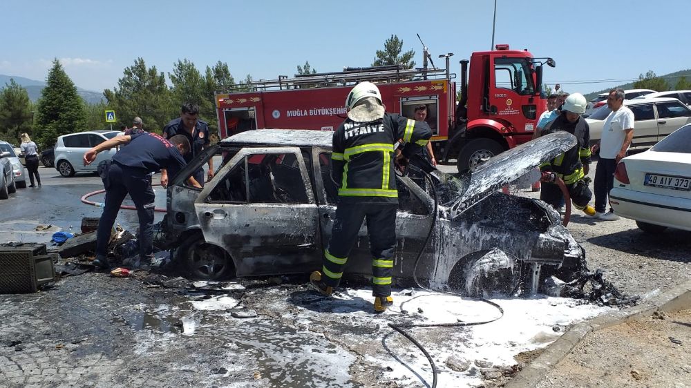 Muğla'da araç yangını paniğe sebep oldu