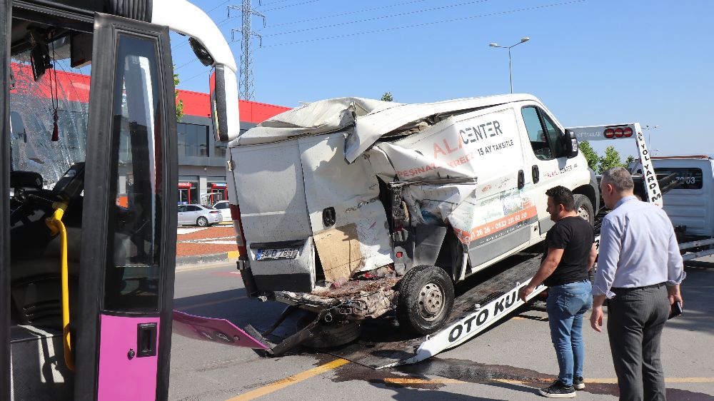 Sakarya'da zincirleme kaza halk otobüsü araçlara daldı
