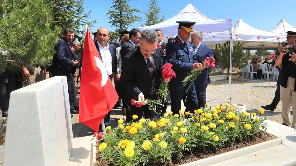 15 Temmuz şehidi polis Fatih Dalgıç kabri başında anıldı 