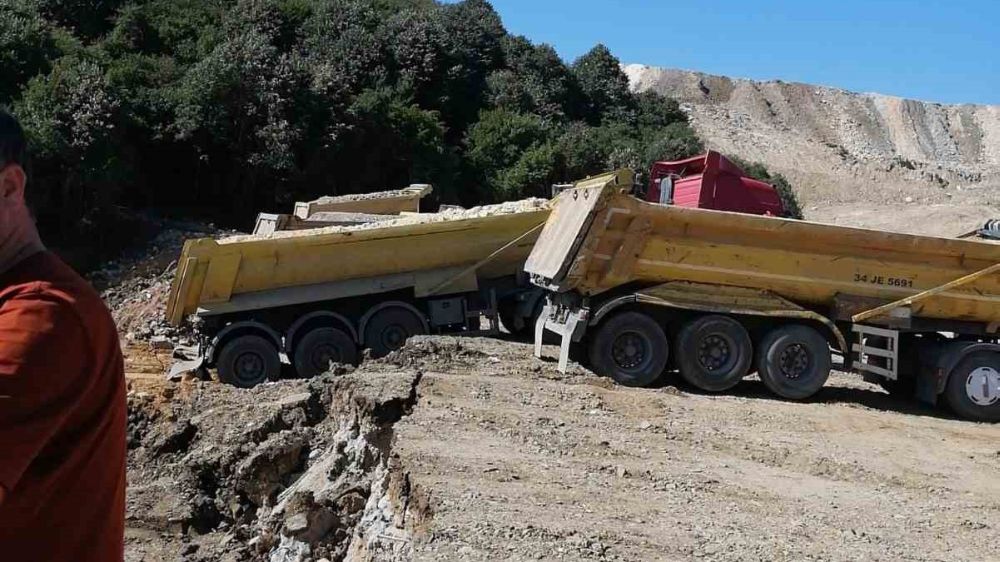  3 Kamyon toprak kayması sonucu boşluğa düştü: faciadan dönüldü