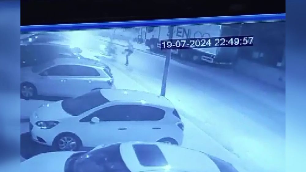 Adana'da bir motosikletli, polise çarptı