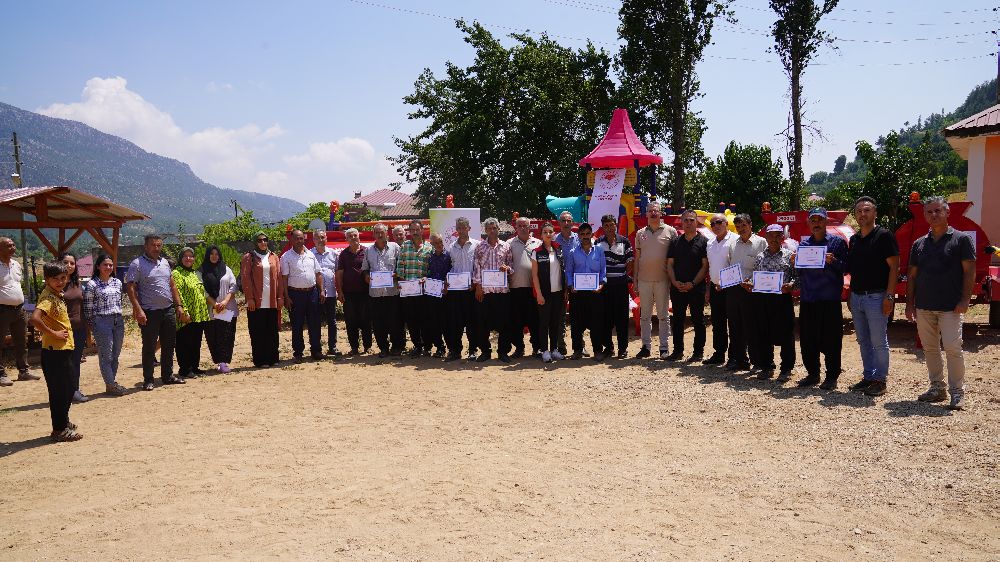 Adana'da  göçer hayvancılık yaparak geçimini sağlayan 16 aileye taşınabilir hayvan içme suyu tankı dağıtıldı 