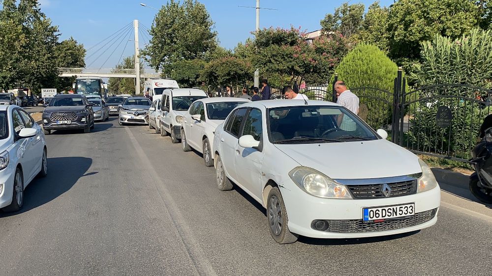 Adıyaman'da kaza yaya yol verince 5 araç birbirine girdi