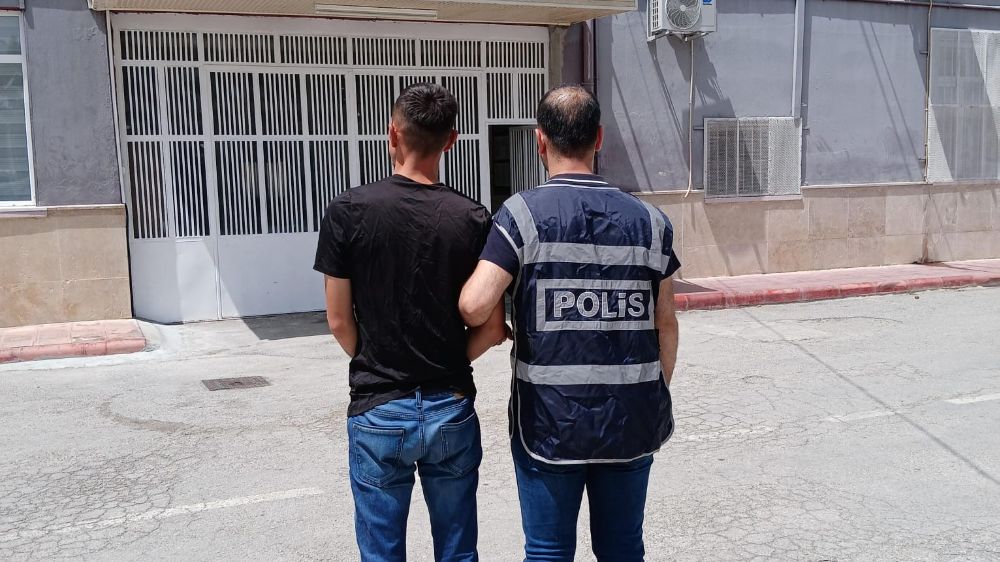 Afyon'da kasten yaralama suçundan aranan şahsı polis yakaladı