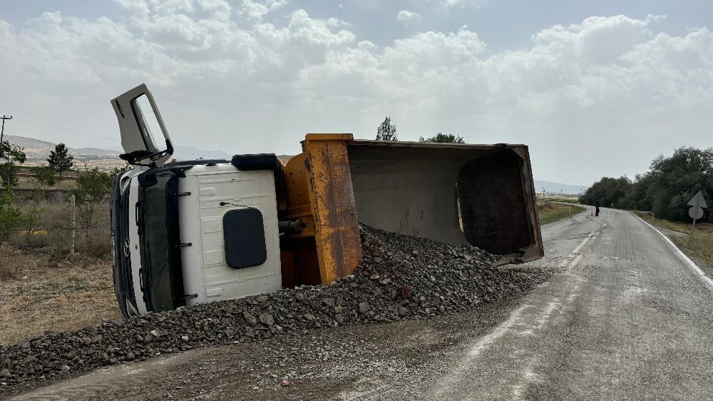Afyon'da kaza! Devrilen hafriyat kamyonu sürücüsü yaralandı