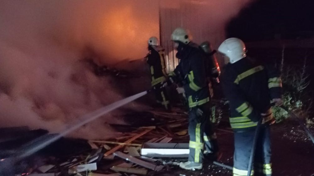 Afyon'da marangoz dükkanı alev alev yandı