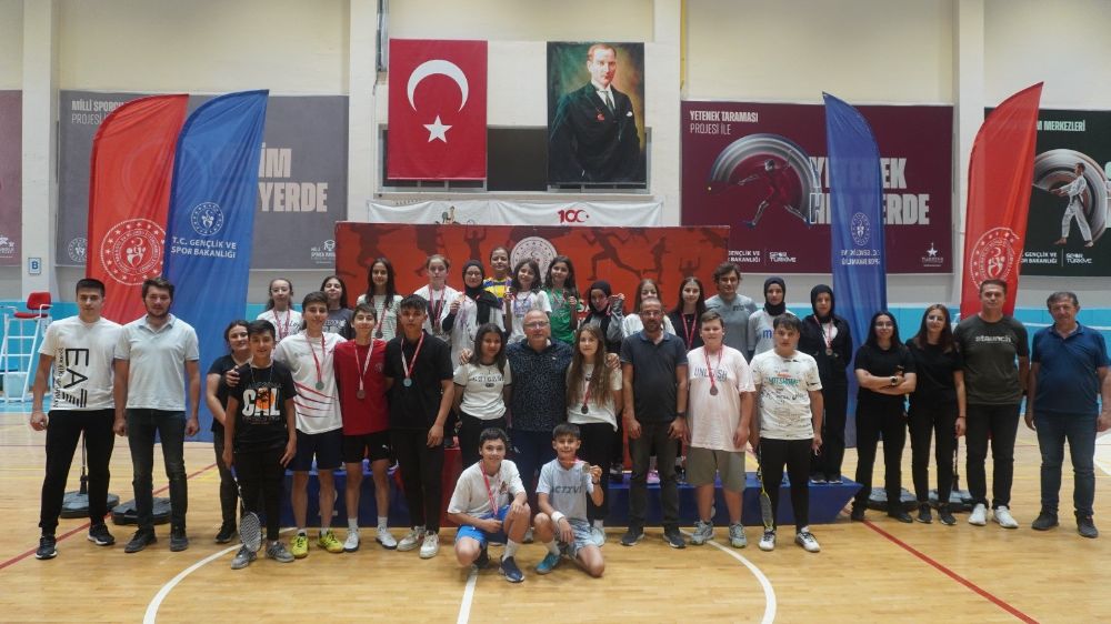 Afyonkarahisar'da 15 Temmuz Şehitlerini Anma Badminton Turnuvası'na ev sahipliği yaptı.