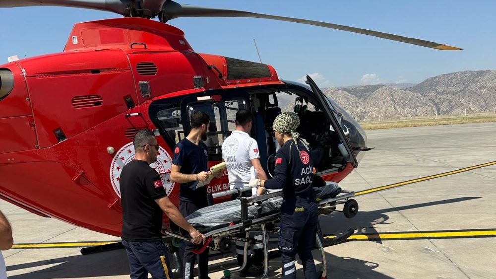 Ambulans helikopter uyuduğu uykudan bir türlü uyanamayan Eslem bebek için havalandı