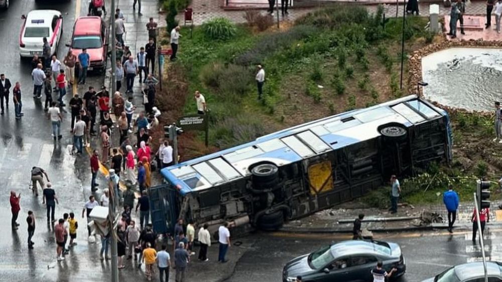 Ankara'da korkunç kaza; devrilen araçta 5 kişi yaralandı 