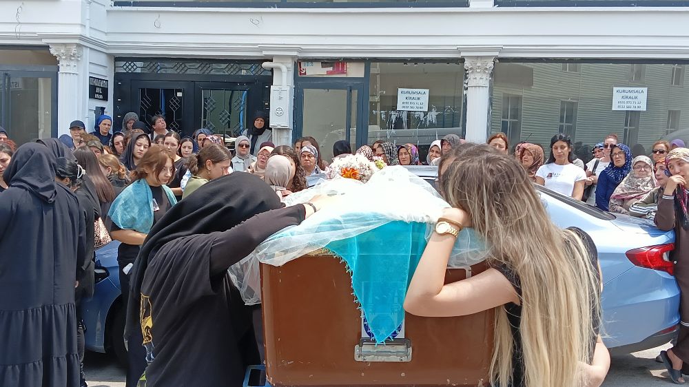 Ankara'da tır kazasında hayatını kaybeden genç kız gözyaşları arasında toprağa verildi
