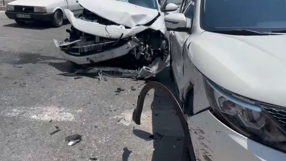 Antalya'da kaza 2 otomobil çarpıştı
