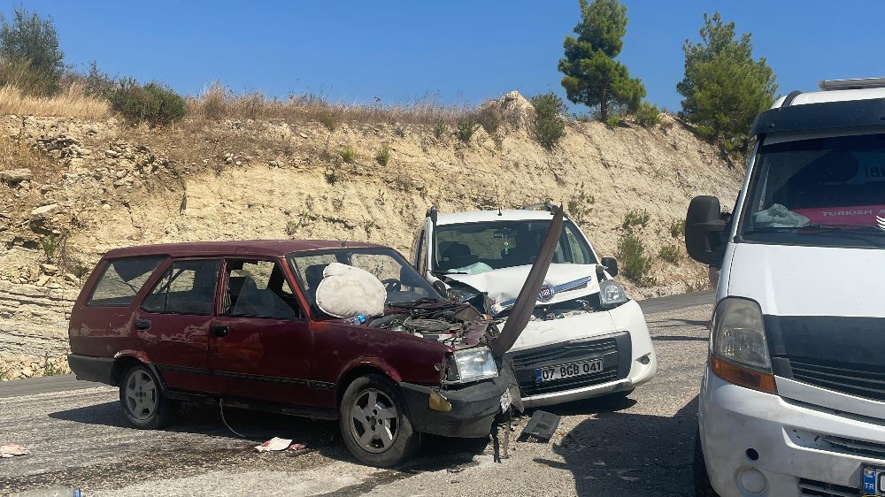 Antalya'da kaza araçlar birbirine girdi 2 kişi yaralandı