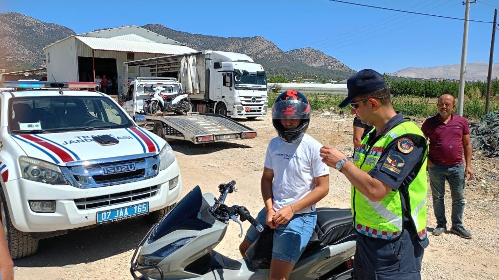 Antalya'da kurallara uymayan motosikletlilere ceza yazıldı