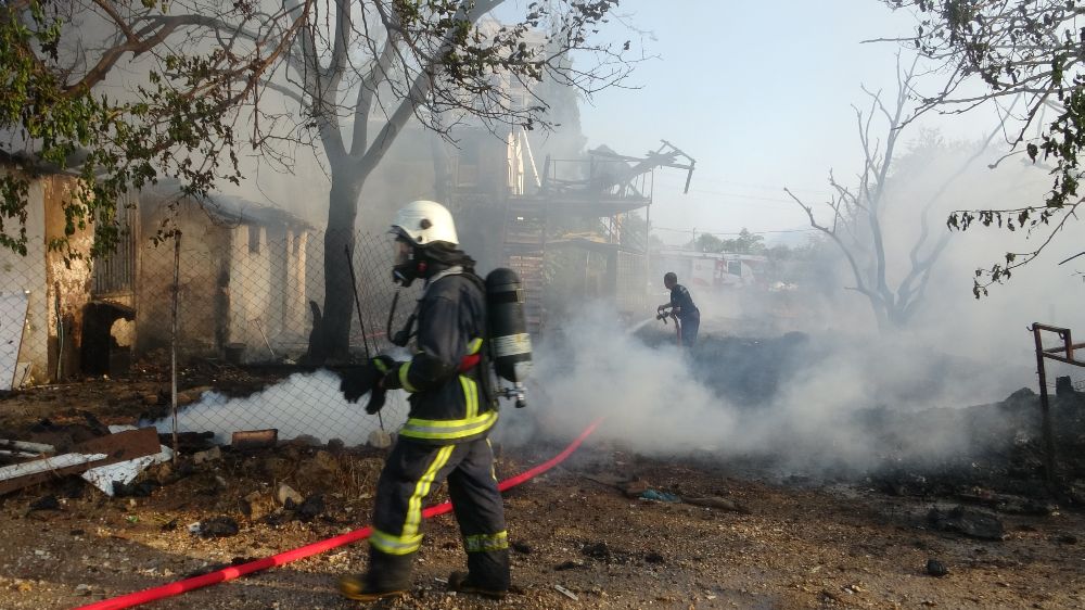 Antalya'da yangın iki aile evsiz kaldı