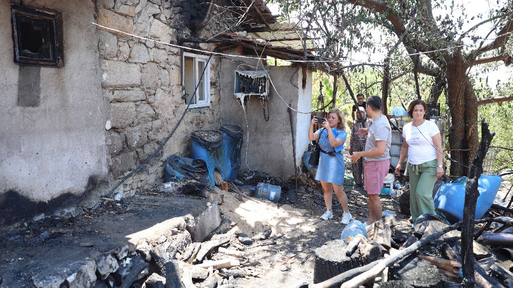 Antalya'da yangın sonrası Büyükşehir Belediyesi yaraları sarmak için harekete geçti