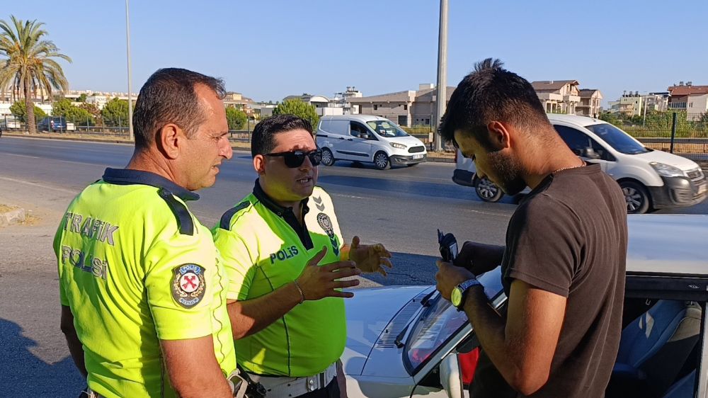 Antalya'da yolu tehlike oluşturan sürücüye polisten nasihat 