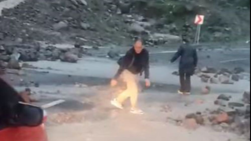 Ardahan'da olumsuz hava şartları trafiği kilitledi