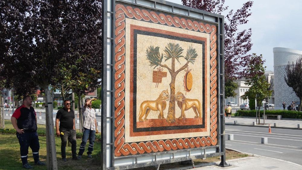 Aslanlı Mozaik’in replikası valilik binası karşısında sergileniyor