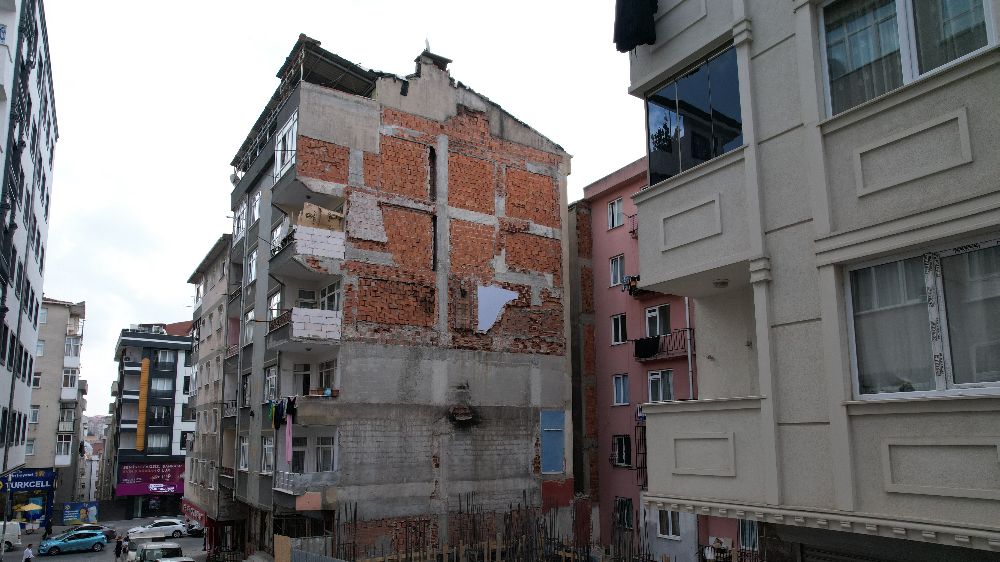 Bahçelievler'de boşaltılan 6 katlı bir bina havadan görüntülendi