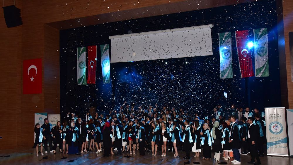 Balıkesir Üniversitesi Tıp Fakültesi doktorlarını mezun etti 