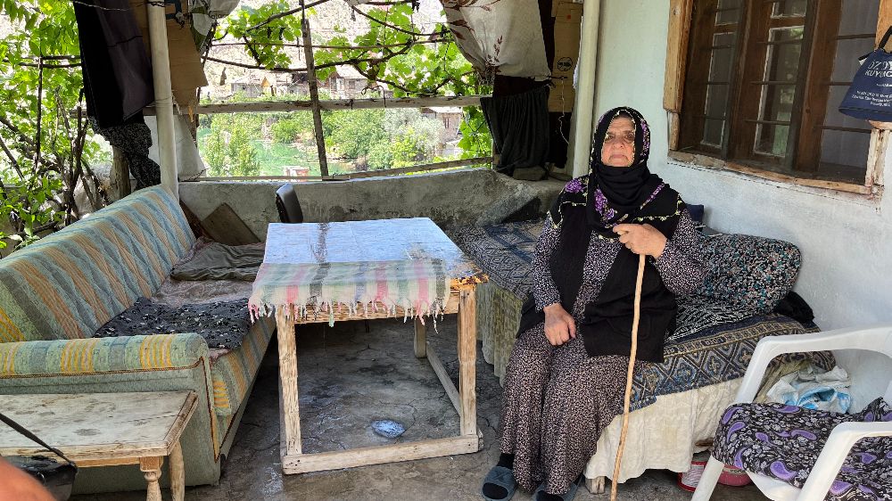 Baraj suları evine dayanan 75 yaşında ki kadın köyde mahsur kaldı