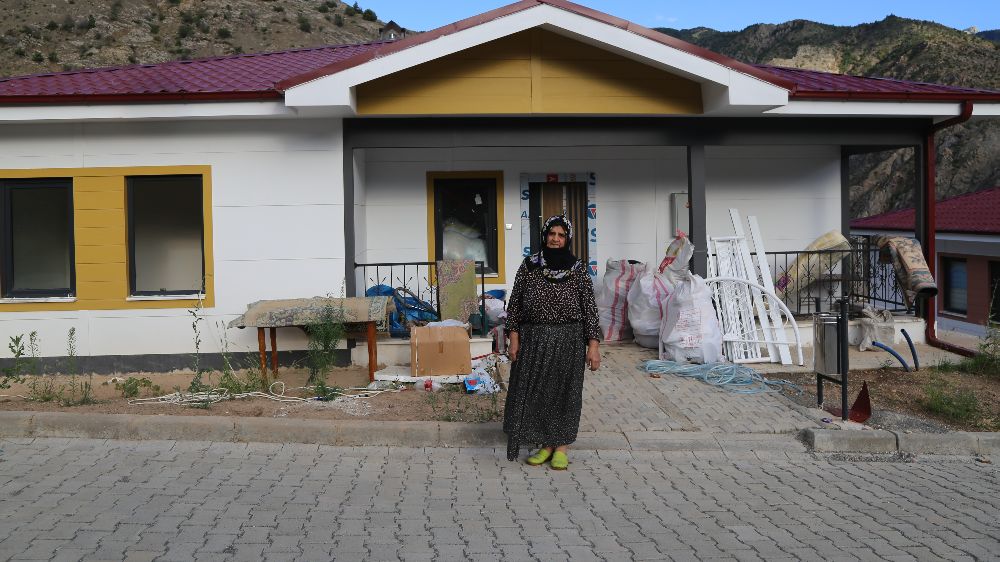 Baraj yüzünden köyde mahsur kalan Sebaha teyze'nin yardımına Kaymakamlık koştu