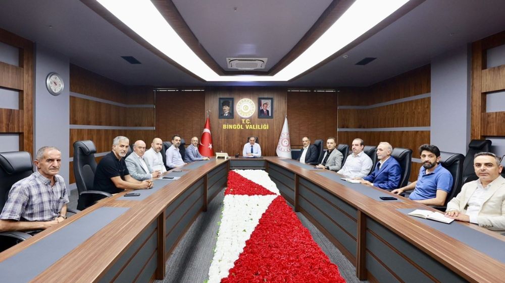  Başkan Orhan Ağırbaş ve yürütme kurulu üyelerinden Vali Ahmet Hamdi Usta'ya rapor