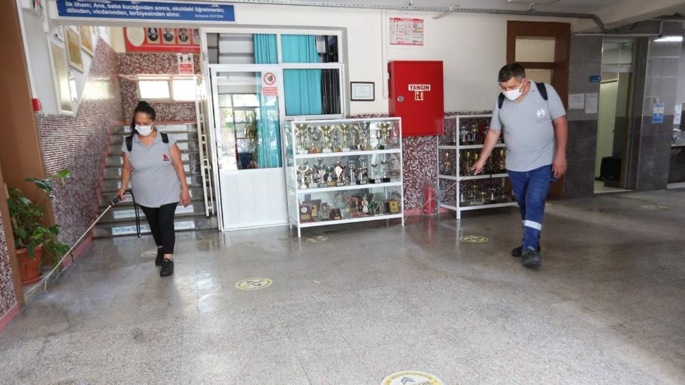 Bayraklı Belediyesi, okulları açmadan önce dezenfekte etmeye başladı