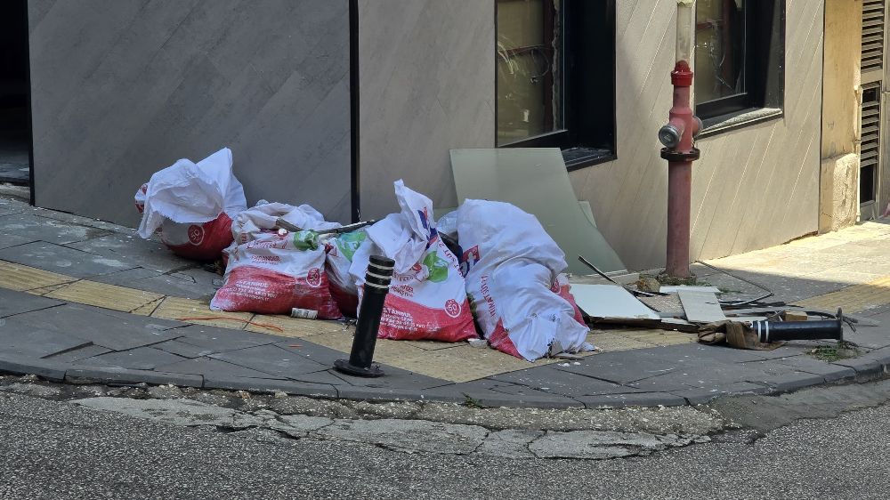 Bilecik'te kaldırım üzerine konulan inşaat atıkları tepkilere neden oldu