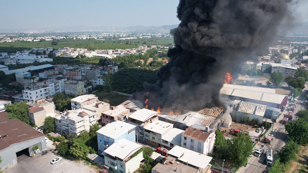 Bursa'da fabrika yangını; konutlar tedbir amaçlı boşaltıldı