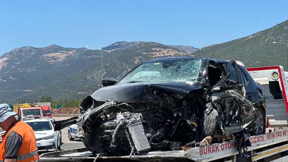 Bursa’da feci kaza otomobil bariyerlere çarptı araç hurdaya döndü