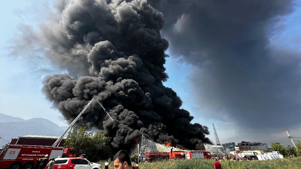 Bursa'da geri dönüşüm fabrikası yangını; yangın 4 fabrikaya daha sıçradı