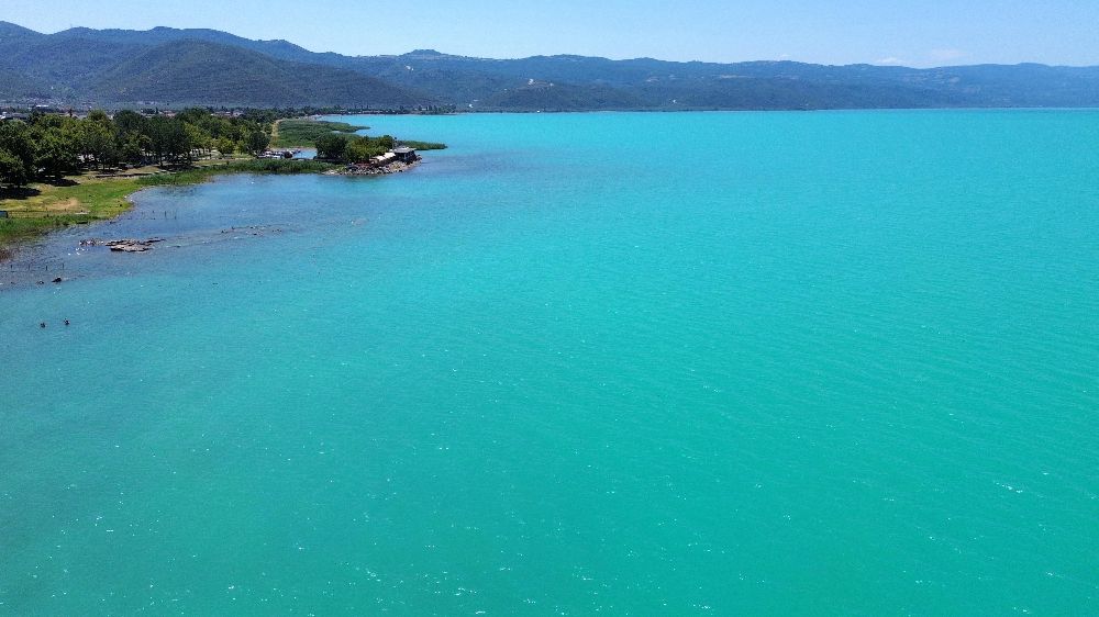 Bursa'da  İznik Gölü turkuaz renge büründü