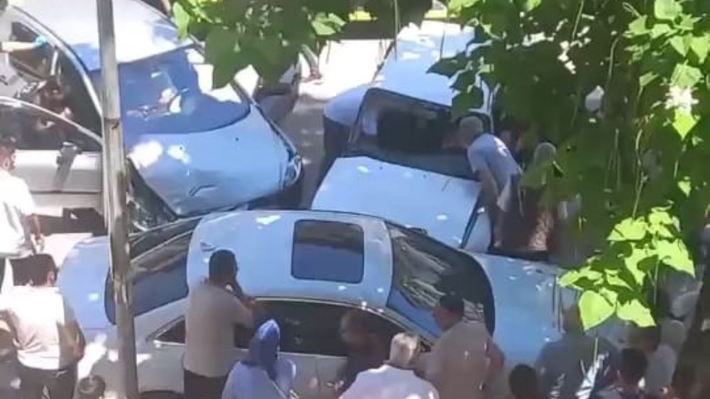 Bursa'da kafa kafaya çarpışan araçlarda 3 kişi yaralandı 