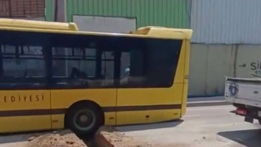 Bursa'da kazı çalışması yapan yerden geçen otobüs asılı kaldı 