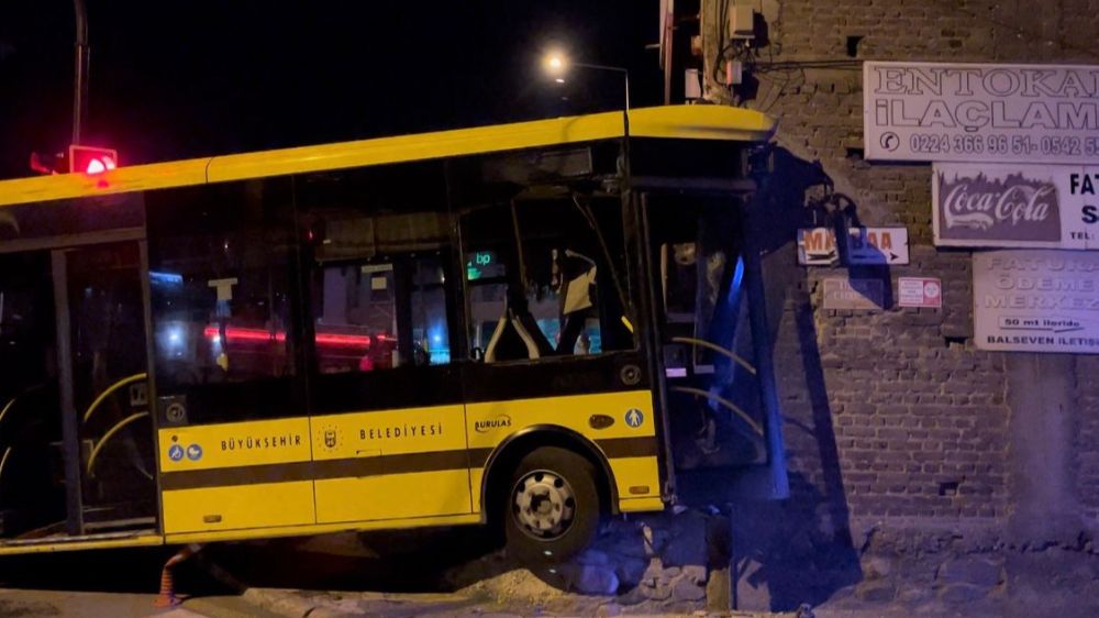 Bursa'da otobüs kazası; sürücü hafif yaralandı 