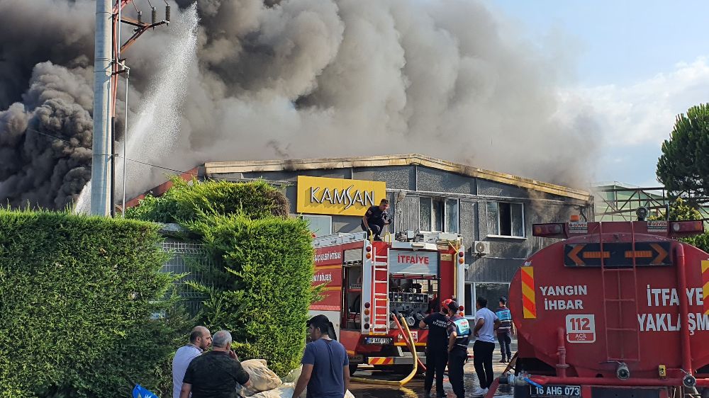 Bursa'da  sandalye fabrikasında  çıkan yangına ekipler müdahale etmeye devam ediyor 