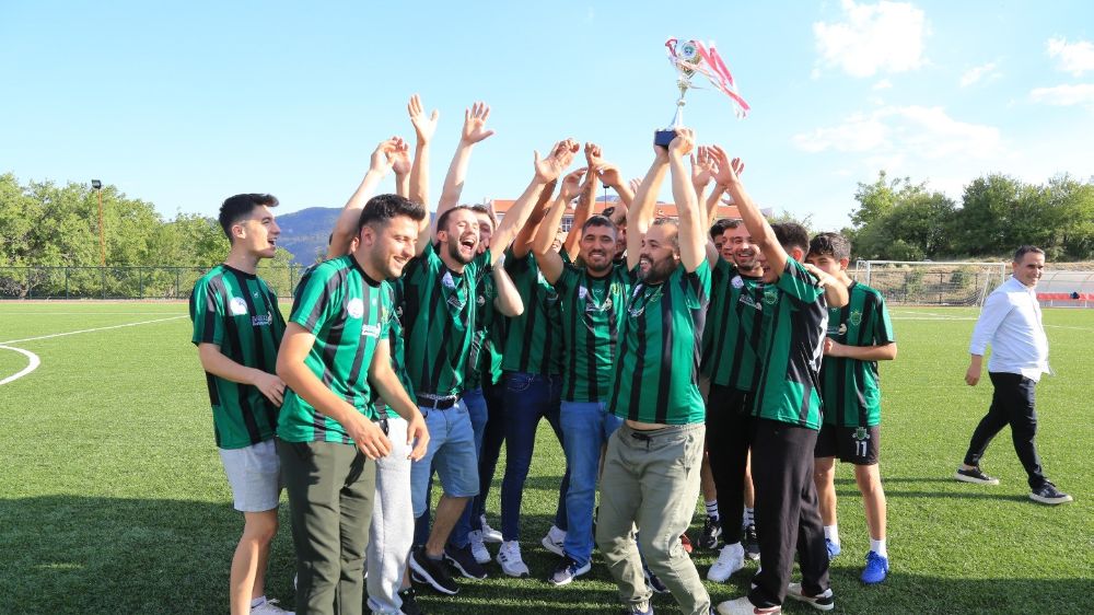Çameli Belediyespor, şampiyonluk kupasını kaldırdı