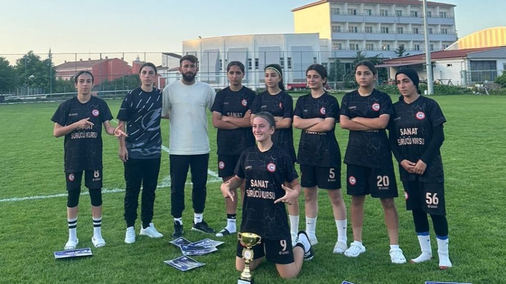 Cizre'nin kızları sokak futbolunda Türkiye ikincisi oldu
