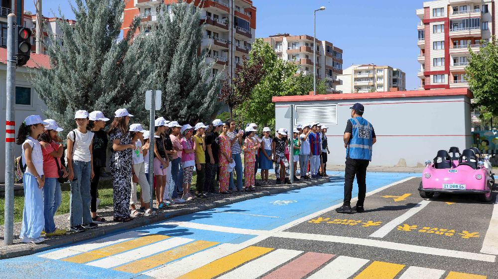 Diyarbakır Büyükşehir Belediyesi, Trafik Eğitim Parkı'nda öğrencileri ağırladı 