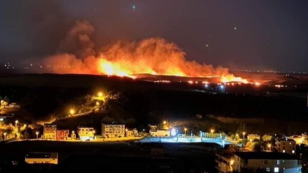 Diyarbakır'da çıkan yangına müdahale hala devam ediyor