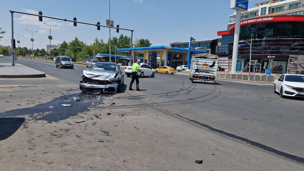 Diyarbakır’da kaza; iki kişi hafif yaralandı