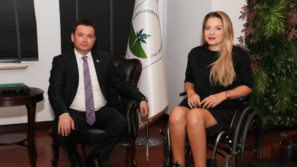 Dünya'nın  tek engelli kadın ralli pilotu Kübra Keskin, Başkan Erkan Aydın’ı ziyaret etti