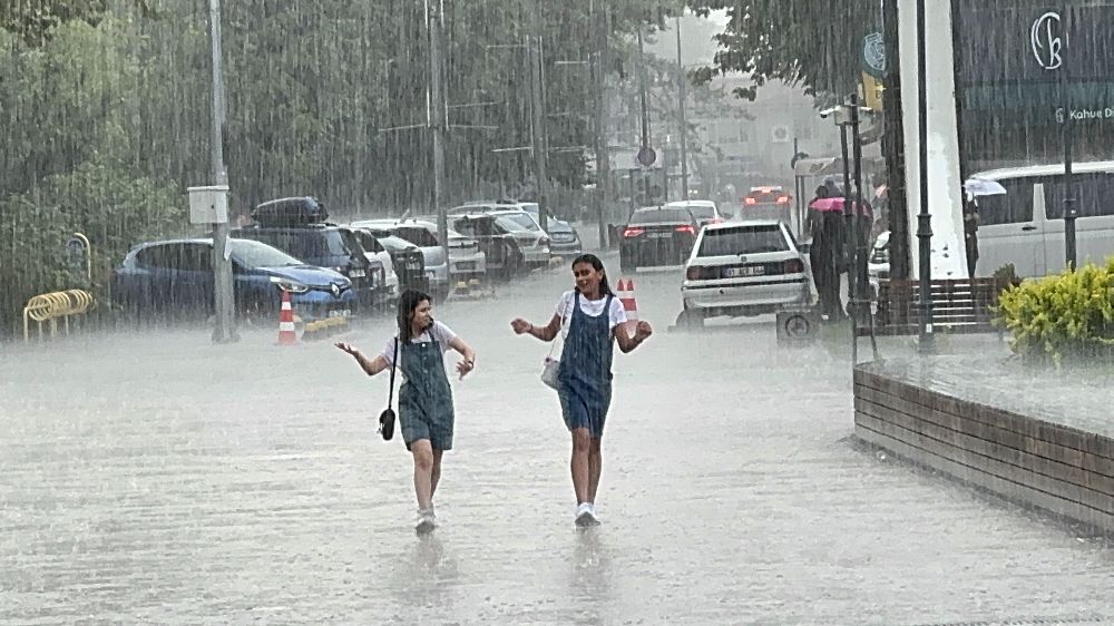 Düzce’de aniden bastıran sağanak yağış güzel anlara şahitlik etti