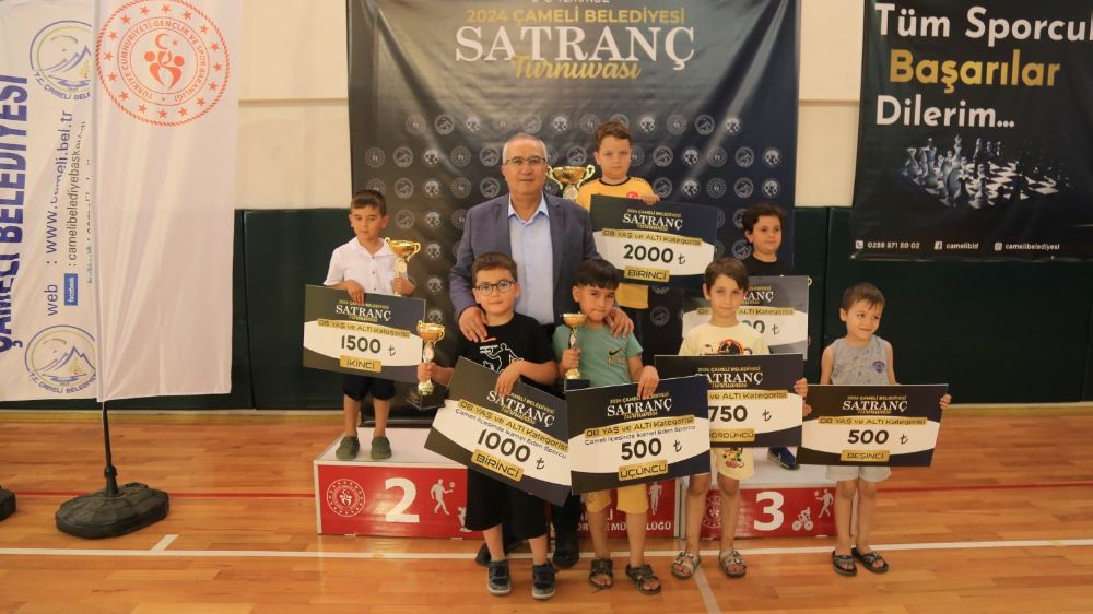  ELO Satranç Turnuvasında dereceye giren sporcular ödüllerine kavuştular 