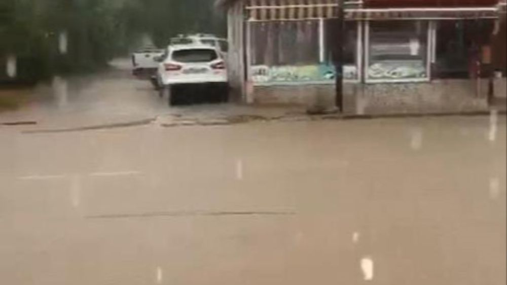 Erdemli'de sağanak yağış etkili oldu