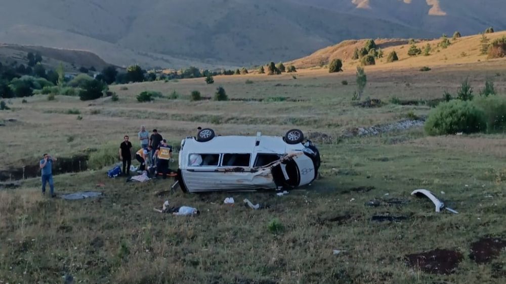 Erzincan’da kaza minibüs devrildi 1 ölü 6 yaralı