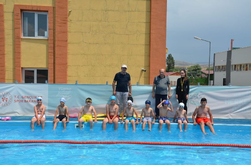 Erzincan’da yüzme kursu açıldı